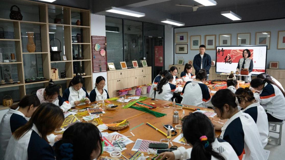 为非遗“添彩”，为青春“赋能”：江苏建院的文化育人新实践
